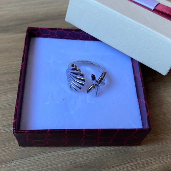 NWOT Seashell and Starfish Ring - Picture 3 of 3